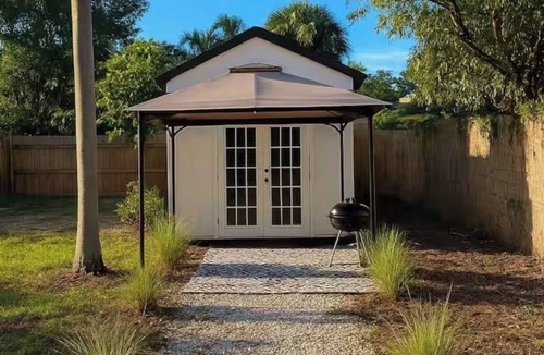 Central Oakland Park House | Cozy 1 Bedroom Tiny Home in Oakland Park