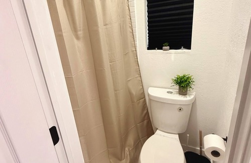 Central Oakland Park House | Cozy 1 Bedroom Tiny Home in Oakland Park