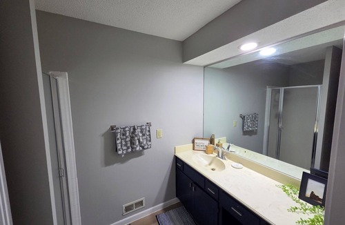 Gashland House | Cozy 1-bedroom townhome in Kansas City/Mins from Downtown with WiFi, AC