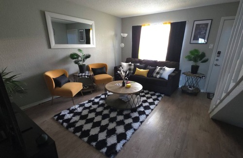 Addison House | Cozy 1-bedroom townhome in charming Addison Sleeps 4
