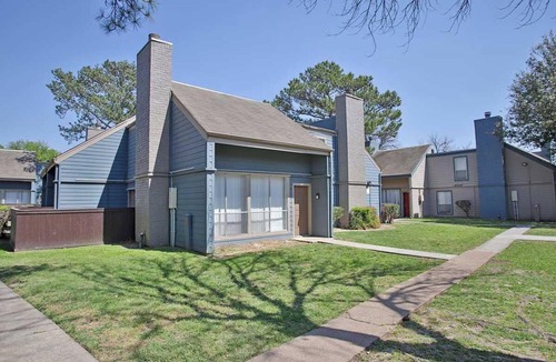 Houston House | Cozy 1-bedroom townhome in lovely Houston close to amenities and freeway access!