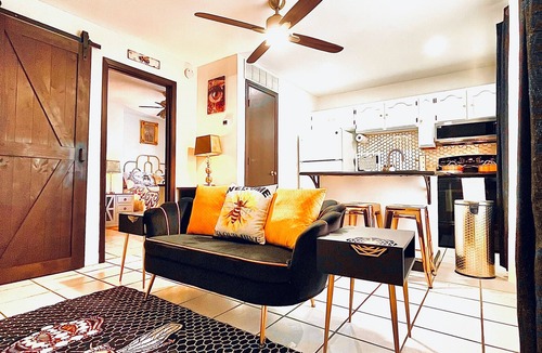 Eastern Division Apartment | Cozy 1-bedroom with Free WiFi