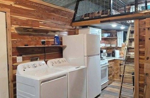Marshall Cabin | Cozy 1-BR cabin w/Kid's Loft, & Hot Tub/Large Deck on Working Buffalo Farm