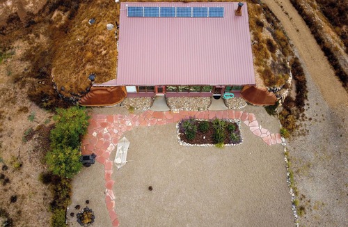 Petaca House | Cozy 1-Br Earthship with Loft