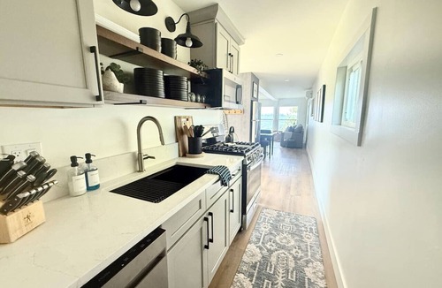 Cicero House | Cozy 1 BR Lakefront Retreat