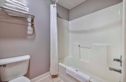Stuart Hotel | Cozy 1 King bedroom hotel in beautiful Stuart