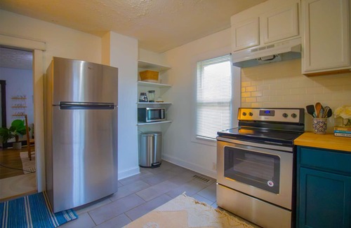 Hadley - Washington House | Cozy 1920s Nashville Cottage Near Downtown, Broadway & Vanderbilt