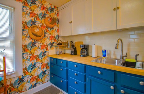Hadley - Washington House | Cozy 1920s Nashville Cottage Near Downtown, Broadway & Vanderbilt