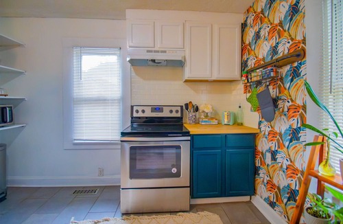 Hadley - Washington House | Cozy 1920s Nashville Cottage Near Downtown, Broadway & Vanderbilt