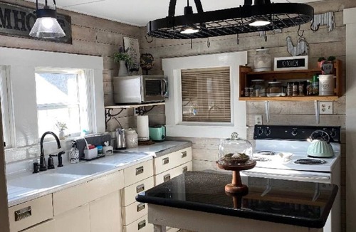 Tomball House | Cozy 1930's cottage WALKING distance to Old Town Tomball