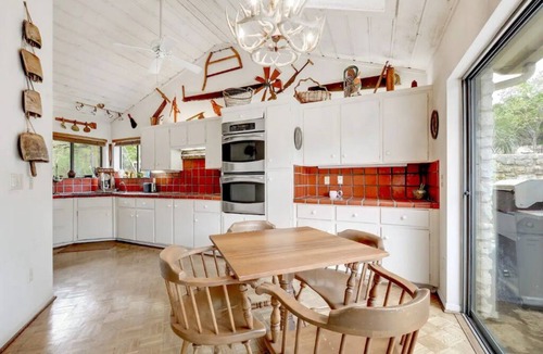 Manana West House | Cozy 1970's Texas Ranch