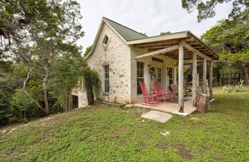 Manana West House | Cozy 1970's Texas Ranch
