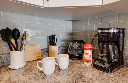 Downtown Des Moines Apartment | Cozy 1B1B w/Wi-Fi, Balcony Views, Coffee + Parking