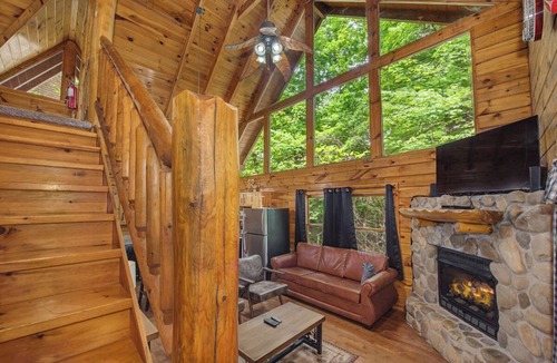 Gatlinburg - Pigeon Forge Cabin | *Cozy 1BD+Loft Cabin Near TOWN! Hot Tub + Jacuzzi*