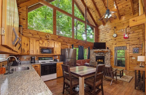 Gatlinburg - Pigeon Forge Cabin | *Cozy 1BD+Loft Cabin Near TOWN! Hot Tub + Jacuzzi*