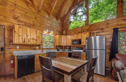 Gatlinburg - Pigeon Forge Cabin | *Cozy 1BD+Loft Cabin Near TOWN! Hot Tub + Jacuzzi*