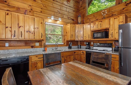 Gatlinburg - Pigeon Forge Cabin | *Cozy 1BD+Loft Cabin Near TOWN! Hot Tub + Jacuzzi*