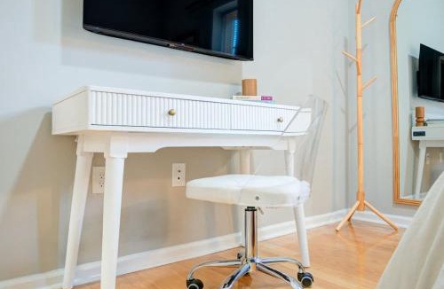 Rittenhouse Row Apartment | Cozy 1BD With Balcony