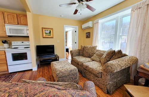 Lansing Apartment | Cozy 1Bdrm Apartment Above Old Orchard Creek General Store