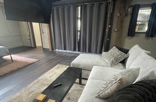 Indianapolis House | Cozy 1bed first floor renovated barn in safe neighborhood, 10 mins from downtown