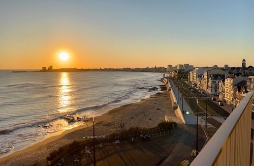Les Sables d'Olonne Apartment | Cozy 1BR Apartment in Les Sables - Seafront, near beach & shops, balcony, pet friendly
