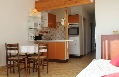 Port-la-Nouvelle Apartment | Cozy 1BR Apartment Steps from Beach with Balconies & Wi-Fi