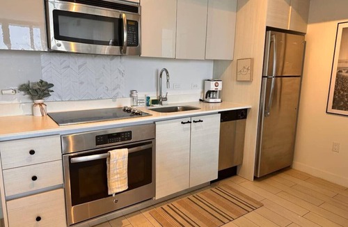Hallandale Beach Apartment | Cozy 1BR Apartment with Beach Service & Heated Pool in Miami Beach