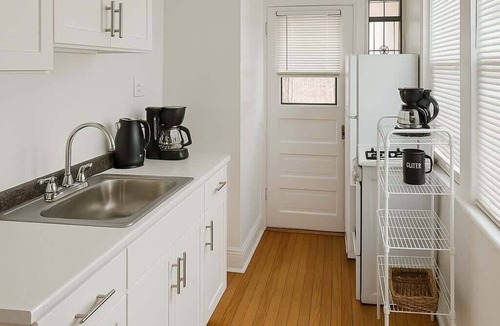 Rogers Park Apartment | Cozy 1BR Apartment in Rogers Park
