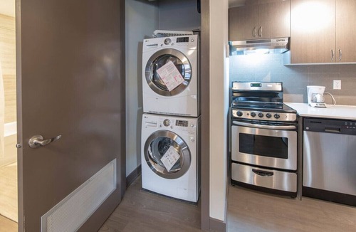 Centretown Apartment | Cozy 1BR Apt with Skyline Views near Peace Tower