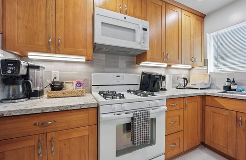 The Willows Apartment | Cozy 1BR Menlo Park Apartment w/Balcony, In-Unit Laundry, Kitchen & Parking