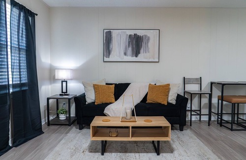 West Campus Apartment | Cozy 1BR - Minutes to Downtown Austin & UT