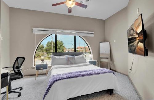 Brady Arts District Apartment | Cozy 1BR- Pool,Gym,Pkng,Near BOK Ctr&Arts Dstrct