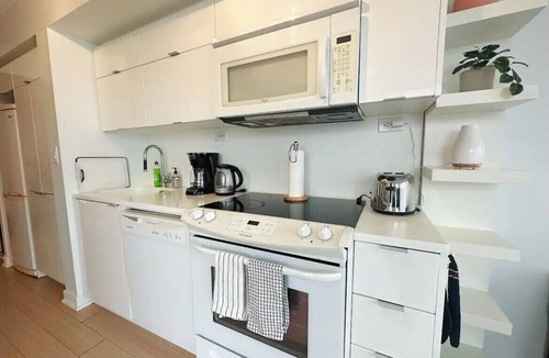 Bathurst Quay Condo | Cozy 1BR suite, Walk to CN Tower