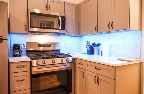 Corn Hill Apartment | Cozy 1BR with equipped kitchen, dining table, TV, Wi-Fi, near High Falls.