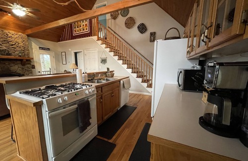 Walnut Mountain Cabin | Cozy, 2/2 surrounded by trees and mountains