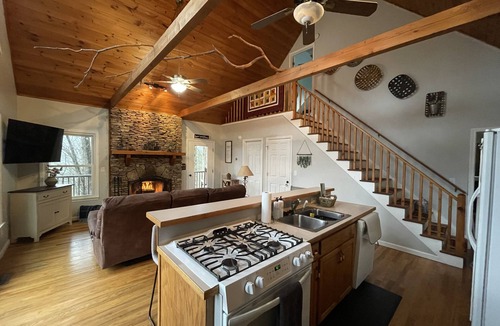Walnut Mountain Cabin | Cozy, 2/2 surrounded by trees and mountains