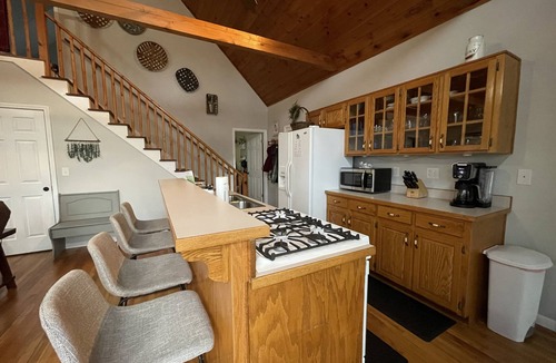 Walnut Mountain Cabin | Cozy, 2/2 surrounded by trees and mountains