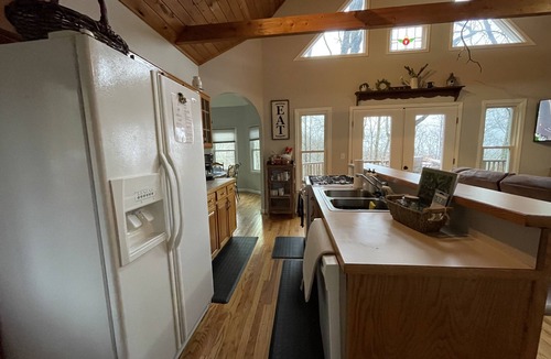 Walnut Mountain Cabin | Cozy, 2/2 surrounded by trees and mountains