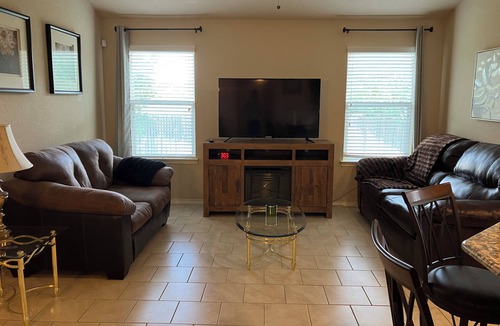 San Antonio House | Cozy 2 Bd/2 Ba Home in Quiet Neighborhood – 15 min to Ft Sam Houston & Riverwalk