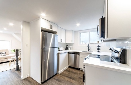 Welland House | Cozy 2 BDR Home/Apt. 20 mins to falls in Niagara
