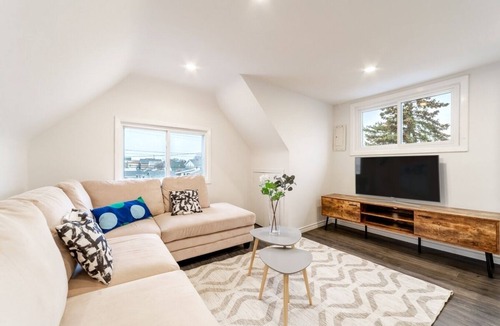 Welland House | Cozy 2 BDR Home/Apt. 20 mins to falls in Niagara
