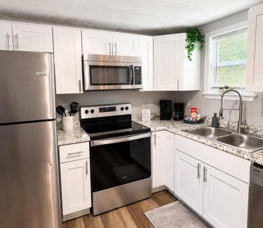 Portsmouth House | Cozy 2 Bdrm Cottage King bed