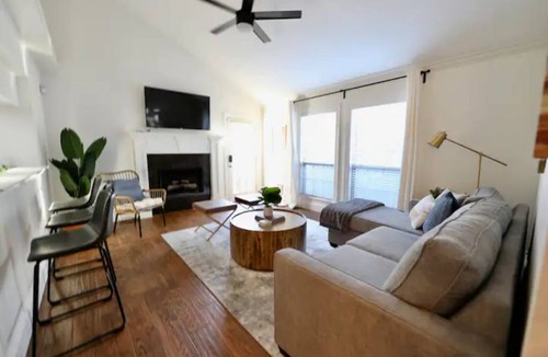 Lower Greenville House | Cozy 2 bed/2 bath home with sleeper sofa