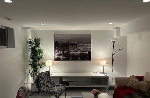 West Oakville Apartment | Cozy 2-Bed Basement Haven for Students, Travelers, and Immigrants
