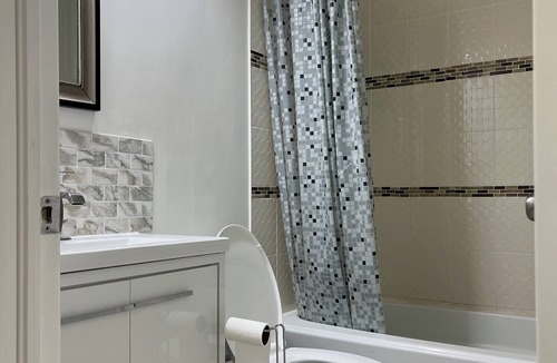 Oakwood Village House | Cozy 2-Bed w/Kitchen & Patio in Midtown Toronto