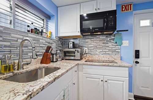 Alexandria West Apartment | Cozy 2 Bedrm 1bath in Alexandria with free parking