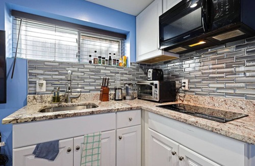 Alexandria West Condo | Cozy 2 Bedrm 1bath in Alexandria with free parking