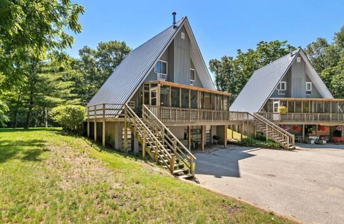 Stevensville House | Cozy 2 bedroom 1.5 bath Lake House Cabin