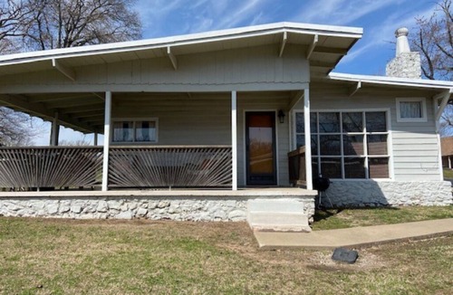 Cleora Cottage | Cozy 2 Bedroom 1 Bath Lake Front Cottage