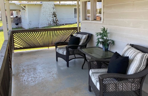 Cleora Cottage | Cozy 2 Bedroom 1 Bath Lake Front Cottage